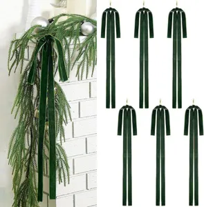 Detailaufnahme großer dunkelgrüner Samtschleifen für Weihnachtsbaum und festliche Deko.