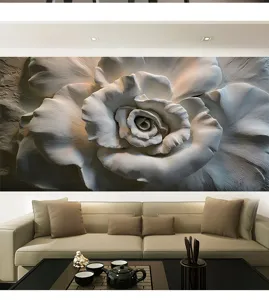 Detailansicht einer 3D-geprägten weißen Rosen-Blumentapete in einem Wohnzimmer-Ambiente