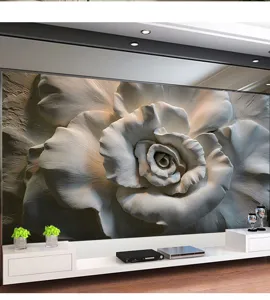 Elegante 3D-Relief-Wandtapete mit weißer Rose in einem modernen Wohnzimmer-Interieur