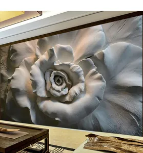 Detailansicht der 3D-Prägung des weißen Rosen-Wandtattoos für das Wohnzimmer