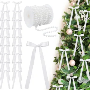 Vista detallada de lazos de saten blanco y tira de perlas para decoracion de arbol de navidad fiesta.