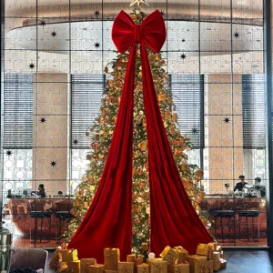 Große rote Samt Schleife für Weihnachtsbaum Dekoration, festliche Feiertag Szene hängend.