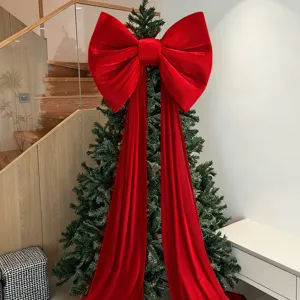 Große rote Samtschleife Detailansicht zeigt weiche Textur für festliche Weihnachtsdeko.