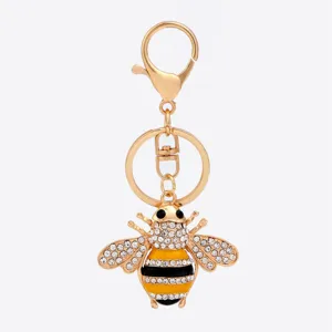 Nahaufnahme des goldenen Bienen-Kristall-Schlüsselanhängers, glänzendes Accessoire.