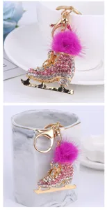 Strass Eiskunstlauf Schlüsselanhänger mit Plüsch Bommel, Metall Anhänger Zubehör Detail.