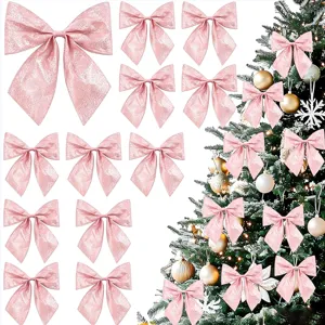 Gedetailleerd overzicht van roze glinsterende kerstboomstrikken, feestdecoratie set.