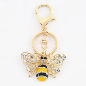 Detaillierte Nahaufnahme des glitzernden Strass-Bienen-Schlüsselanhängers in Gold-Optik.