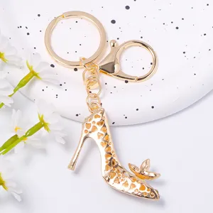 Goldener High-Heel-Schuh Schlüsselanhänger mit Strass und Schleife für Auto und Tasche.