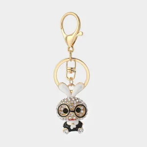Detalle del llavero de conejo en strass brillante con gafas redondas y cristales finos.