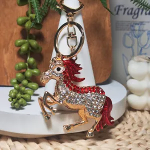 Detailansicht des Strass-Pferd-Schlüsselanhängers, funkelnde Kristalle und goldene Legierung.