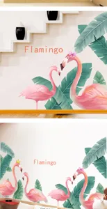Stickers muraux flamants roses et feuilles tropicales dans un intérieur de maison moderne
