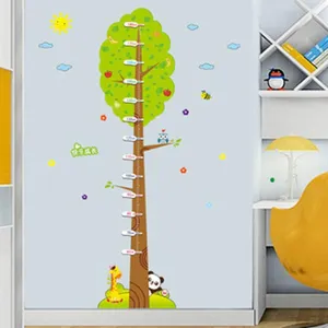 Detailansicht eines baumförmigen Messlatte-Wandtattoos für Kinderzimmer