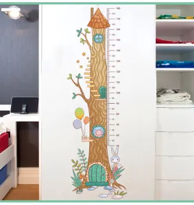 Dekoratives Wandtattoo Messlatte mit Baumhaus-Motiv für die Kinderzimmer-Dekoration