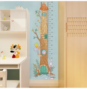 Detailansicht des Cartoon-Baumhaus-Wandaufklebers für die Körpergröße im Kinderzimmer