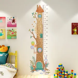 Kinderzimmer-Wandtattoo Messlatte mit Baumhaus-Motiv, Messbereich von 50 bis 180 cm hoch.