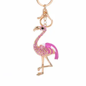 Vue détaillée du porte-clés en métal flamant rose brillant en strass et charm de sac.