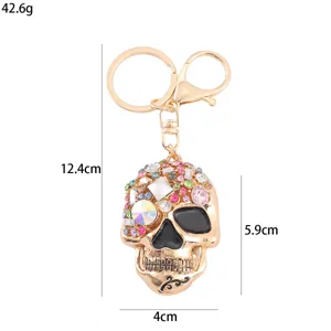 Magnifique porte-clés tête de mort dorée avec strass scintillants, accessoire élégant.