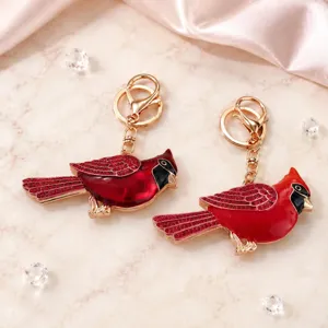 Roter Kardinal Strass Schlüsselanhänger Detail mit funkelnden roten Kristallen und Goldmetall.