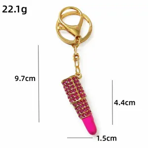 Dettaglio del portachiavi a forma di rossetto con strass e cristalli scintillanti.