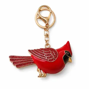 Roter Kardinal Strass Schlüsselanhänger Detail mit funkelnden roten Kristallen und Gold.