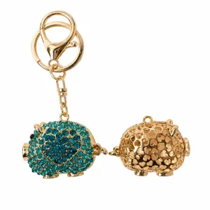 Portachiavi maialino con strass scintillanti, anello in metallo dorato e ciondolo cuore cavo.