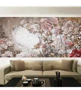 Murale florale rétro avec carpes koï et pivoines dans un salon de style moderne