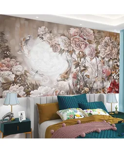 Magnifique papier peint floral vintage avec carpes koï et lune dans une chambre de luxe