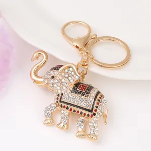 Prachtige gouden strass olifant sleutelhanger met kleurrijke emaillen tasbedel.
