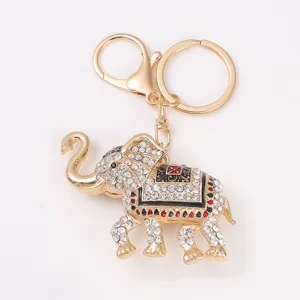 Close-up van de sprankelende strass olifant sleutelhanger met mooie gouden afwerking.