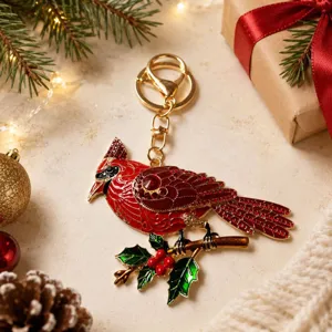 Primo piano di un portachiavi a forma di uccello cardinale rosso con strass luminosi.