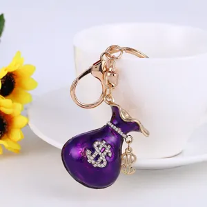 Magnifique porte-clés sac d'argent violet avec des strass étincellants et une finition en métal.