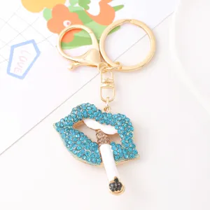 Nahaufnahme eines kreativen Strass blaue Lippen rauchende Zigarette Schlüsselanhänger.