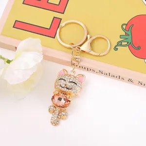 Delizioso portachiavi a forma di gatto in strass con gemma rosa e anello metallico lucido.