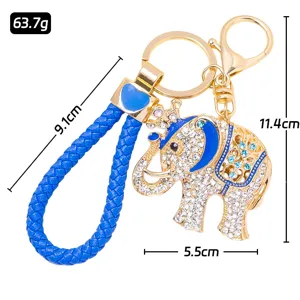 Porte-clés éléphant couronne en strass de luxe avec lanière en cuir tressé bleu et anneau.