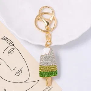 Porte-clés crème glacée strass brillant avec des cristaux colorés et des accessoires dorés.