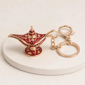 Vue détaillée du porte-clés lampe magique rétro, pendentif de sac en alliage rouge et or.