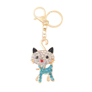 Primo piano dettagliato del portachiavi gatto con strass, che evidenzia i cristalli brillanti.