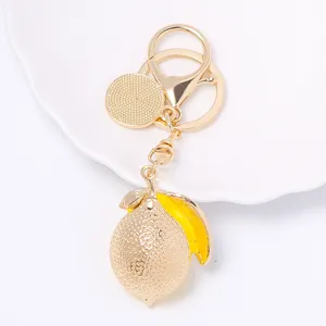 Llavero de limón de metal dorado vista detallada, encantador accesorio para bolso.