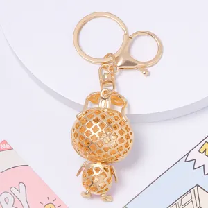 Llavero dorado con diseño de trébol calado detalle, colgante metálico elegante para bolso.