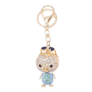 Detalle de llavero de animal con diamantes de imitación, dije brillante para bolso.