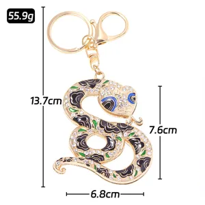Stijlvolle metalen slang sleutelhanger versierd met fonkelende strass steentjes en emaille.