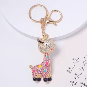 Dettaglio ravvicinato di un simpatico portachiavi a giraffa in strass con cristalli scintillanti.