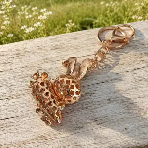 Roségold Strass Hase und Karotte Schlüsselanhänger Detail, süßer Metall Taschenanhänger.