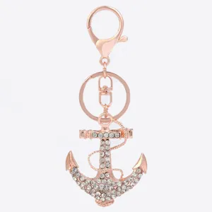 Detalle del llavero de ancla con brillantes pedrería, elegante metal de oro rosa.