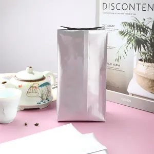 Detail eines stehenden silbernen Aluminiumbeutels für Tee- oder Lebensmittelverpackungen