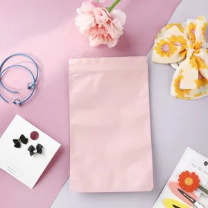 Detailansicht eines rosa matten wiederverschließbaren Standbeutels für Schmuck und Lebensmittel.