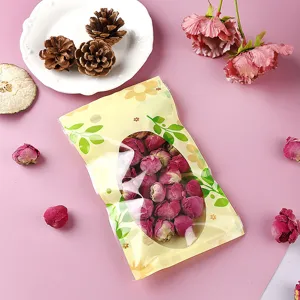 Detailansicht eines Standbeutels mit Sichtfenster und getrockneten Rosen