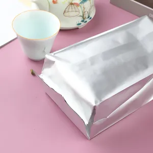 Detaillierte Makroansicht des silbernen Aluminiumfolien-Seitenfaltbeutels für Tee-Verpackungen