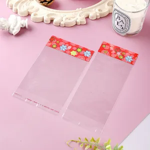 Transparente OPP-Selbstklebebeutel mit Blumenmuster und Aufhängeloch für Verpackungen.