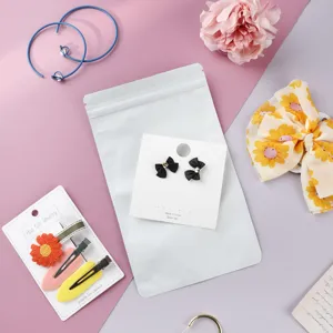 Weiße matte Druckverschlussbeutel mit Zubehör in einem eleganten Lifestyle-Arrangement